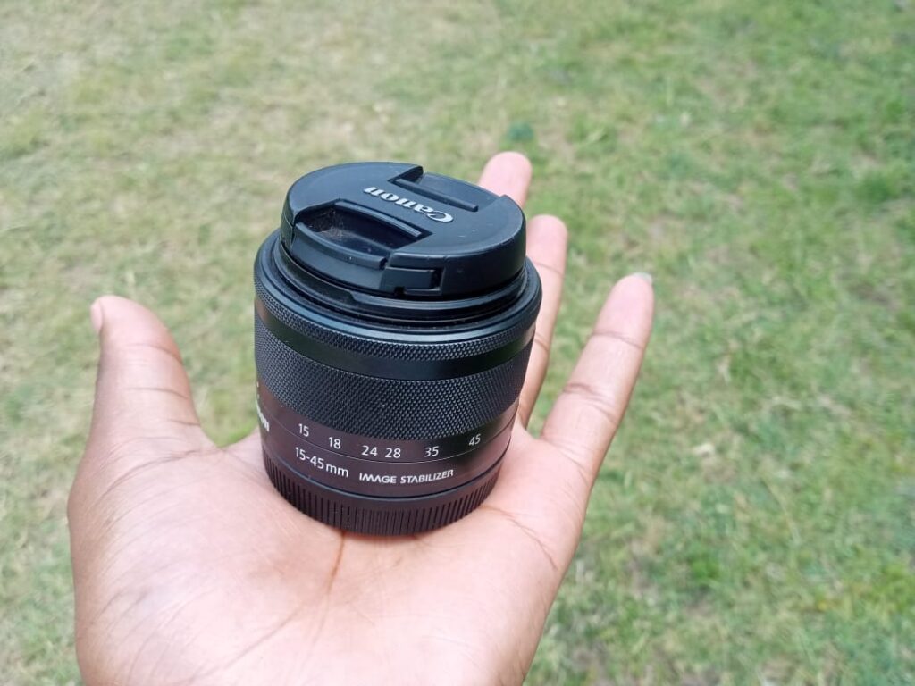This picture shows the Canon EOS M50's kit lens, the EF-M 15mm f/3.5-6.3 IS STM lens.
