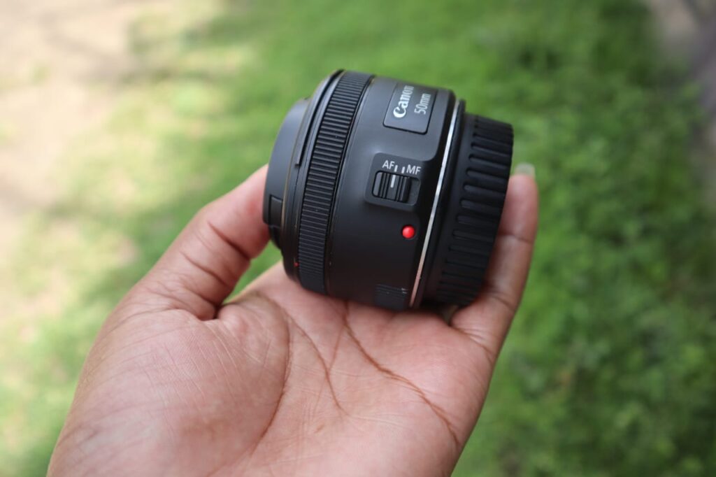 A picture of the Canon EF 50mm F/1.8 STM Focus buttons.